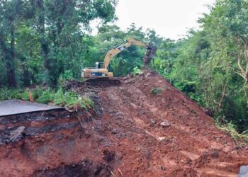Trabajan para rehabilitar paso vehicular en la entrada a Taxisco, Santa Rosa