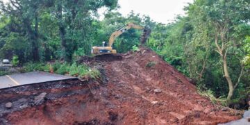 Trabajan para rehabilitar paso vehicular en la entrada a Taxisco, Santa Rosa