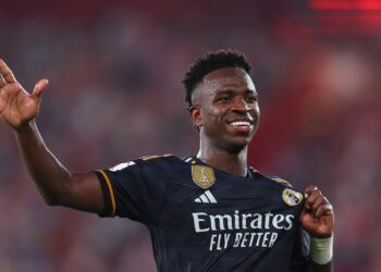 Vinícius iguala a Roberto Carlos