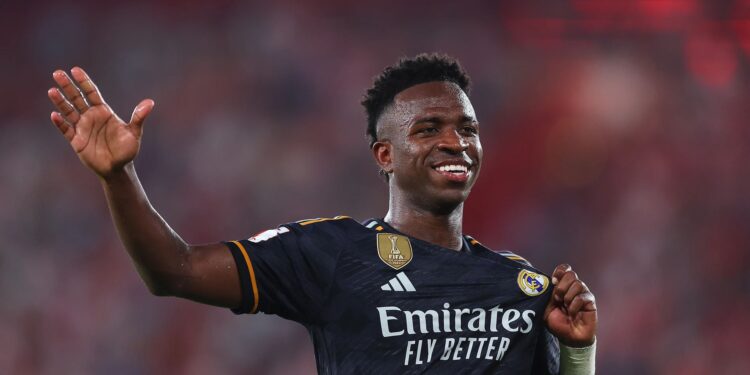 Vinícius iguala a Roberto Carlos