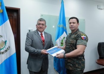 Representante del binomio electo a la izquierda y ministro de la Defensa Nacional a la derecha. / Foto: Álvaro Interiano.