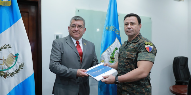 Representante del binomio electo a la izquierda y ministro de la Defensa Nacional a la derecha. / Foto: Álvaro Interiano.