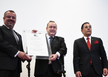 Presidente recibió entre lágrimas la acreditación junto al ministro de Cultura, de manos del representante de la Unesco. / Foto: Carlos Jacinto.