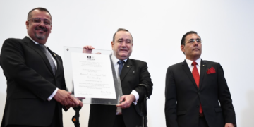 Presidente recibió entre lágrimas la acreditación junto al ministro de Cultura, de manos del representante de la Unesco. / Foto: Carlos Jacinto.