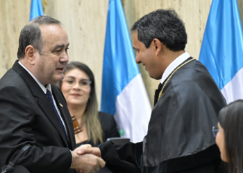 Presidente Alejandro Giammattei impuso insignia y emblema al nuevo presidente del Organismo Judicial. / Foto: Noé Pérez.