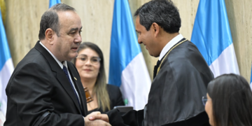 Presidente Alejandro Giammattei impuso insignia y emblema al nuevo presidente del Organismo Judicial. / Foto: Noé Pérez.