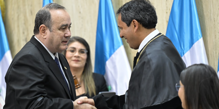 Presidente Alejandro Giammattei impuso insignia y emblema al nuevo presidente del Organismo Judicial. / Foto: Noé Pérez.