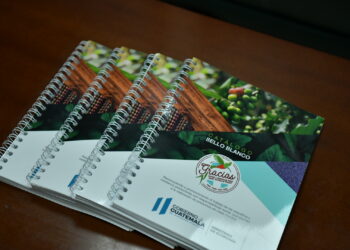 Catálogo de productos con distintivo Sello Blanco. / Foto: Carlos Jacinto.