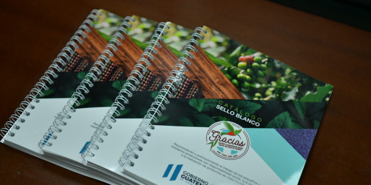 Catálogo de productos con distintivo Sello Blanco. / Foto: Carlos Jacinto.