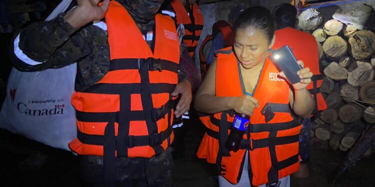 El Ejército de Guatemala continúa trabajando para garantizar la seguridad de las comunidades afectadas por las inundaciones. / Foto: Ejército.