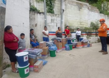 Asisten a familias afectadas por lluvias en Chinautla