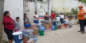 Asisten a familias afectadas por lluvias en Chinautla