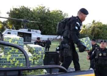 Agentes de la SGAIA traslada droga incautada en el pacifico.