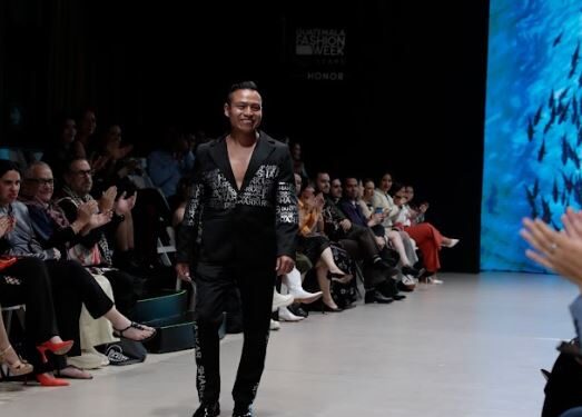 Ricardo Batz en pasarela. Colección Spring Summer 2024. // Foto: Noé Pérez.