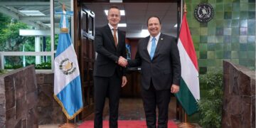 Canciller Mario Búcaro recibe a su homólogo de Hungría. / Foto: José Archila - Minex.