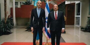 Canciller de Guatemala y el embajador de Israel acreditado en el país.