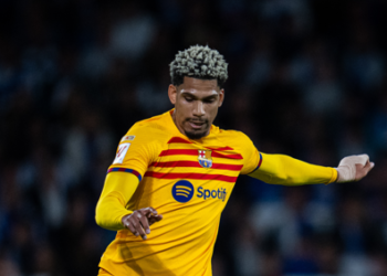 Araujo se disfraza de superhéroe frente a la Real Sociedad