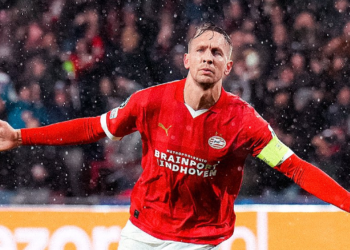 El PSV renace en la Champions gracias al “poeta del gol”