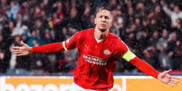 El PSV renace en la Champions gracias al “poeta del gol”