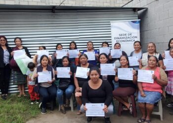 Desarrollan taller con emprendedoras. / Foto: Mineco.