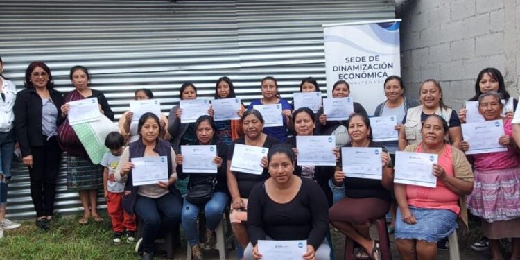 Desarrollan taller con emprendedoras. / Foto: Mineco.