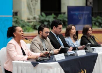 Comisión de transición del Ejecutivo en conferencia de prensa.