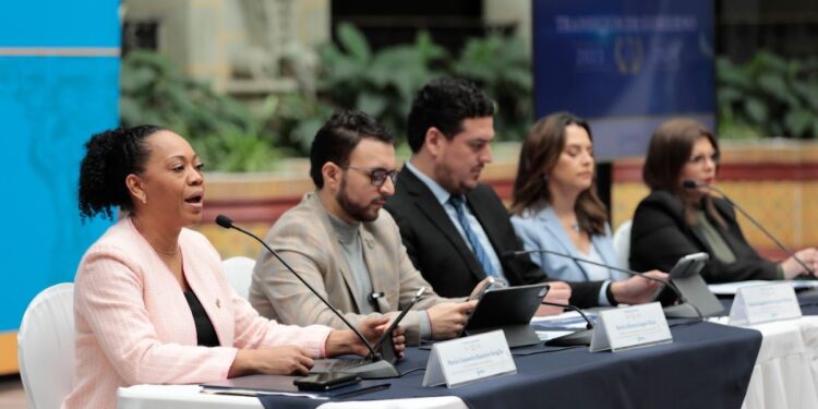 Comisión de transición del Ejecutivo en conferencia de prensa.