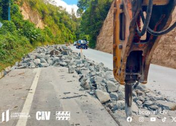 Unidad Ejecutora de Conservación Vial (Covial) sigue trabajando en el kilómetro 37 de la bajada de Las Cañas. / Foto: CIV.