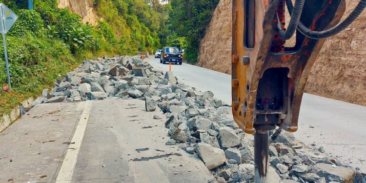 Unidad Ejecutora de Conservación Vial (Covial) sigue trabajando en el kilómetro 37 de la bajada de Las Cañas. / Foto: CIV.