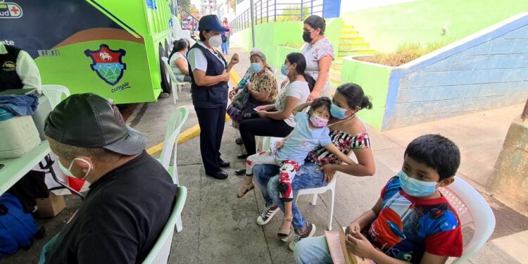 Doctor Móvil en el Barrio acerca servicios integrales en salud. / Foto: MSPAS.
