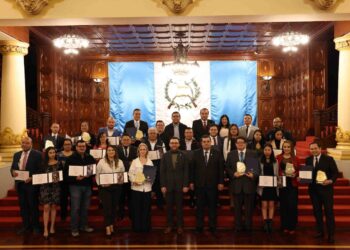Ejecutivo entrega reconocimientos a periodistas por su desatacada labor informativa