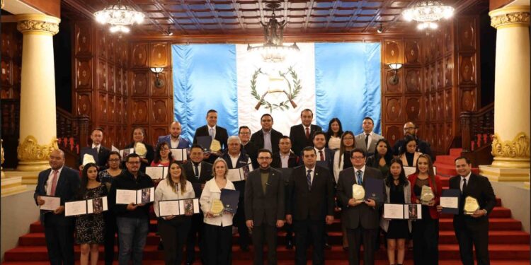 Ejecutivo entrega reconocimientos a periodistas por su desatacada labor informativa