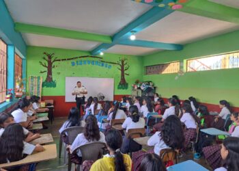 Agentes imparten charlas en escuela de San Esteban, Chiquimula