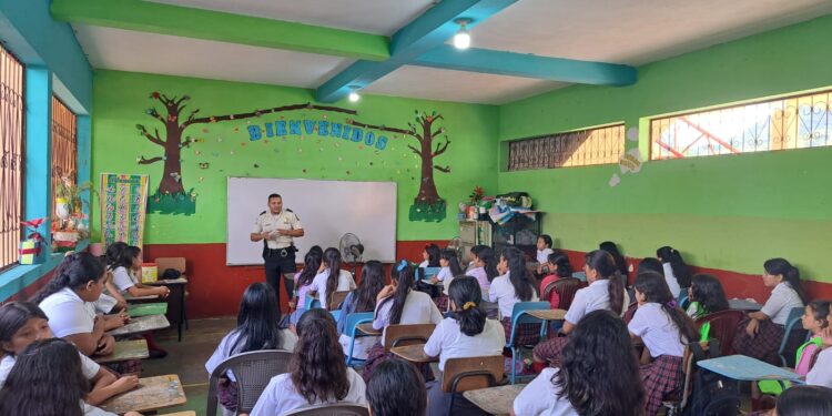 Agentes imparten charlas en escuela de San Esteban, Chiquimula