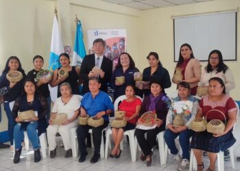 Guatemaltecas conocieron sobre el tejido de bambú. /Foto: Sosep