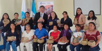 Guatemaltecas conocieron sobre el tejido de bambú. /Foto: Sosep