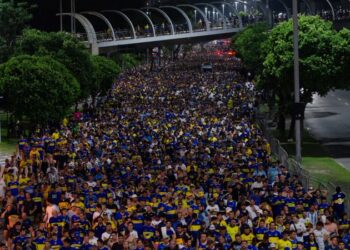Aficionados dan ánimos a los jugadores de Boca Juniors en su retorno a Argentina