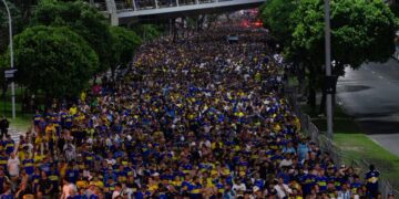 Aficionados dan ánimos a los jugadores de Boca Juniors en su retorno a Argentina