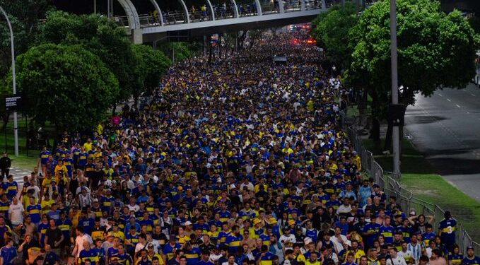 Aficionados dan ánimos a los jugadores de Boca Juniors en su retorno a Argentina
