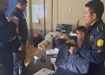 La entrega de chalecos antibalas es parte de la Estrategia de Transformación Policial. / Foto: Mingob.