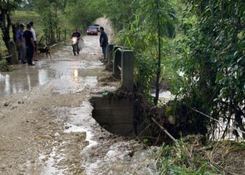 Sistema Conred realiza acciones por socavamiento en carretera hacia en el municipio de El Chal, Petén