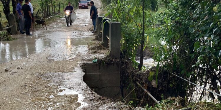 Sistema Conred realiza acciones por socavamiento en carretera hacia en el municipio de El Chal, Petén