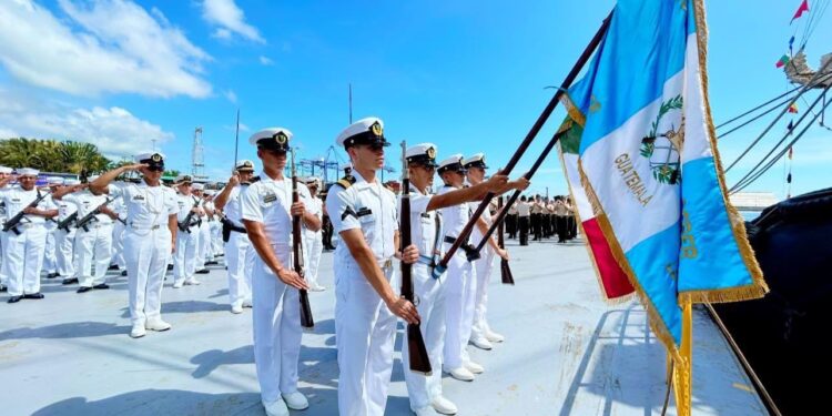 El ARM “Cuauhtémoc” de México llega a Puerto Quetzal