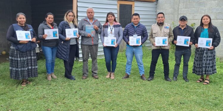 Capacitan a la población sobre medidas de seguridad alimentaria. /Foto: SESAN