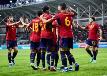 España asegura el liderato con placidez