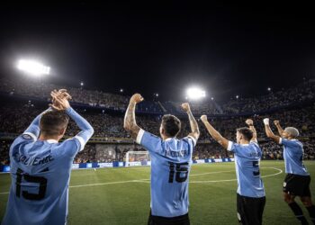 Uruguay asesta un ‘Bombonerazo’ y acaba invicto del campeón