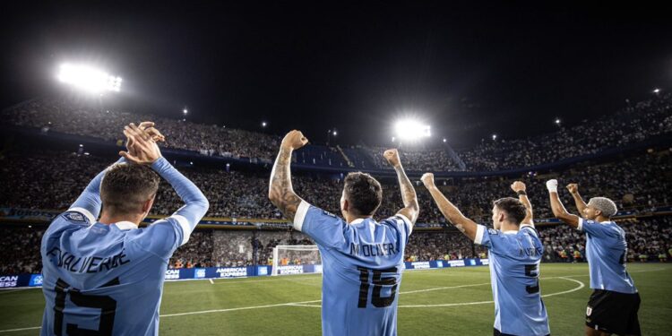 Uruguay asesta un ‘Bombonerazo’ y acaba invicto del campeón