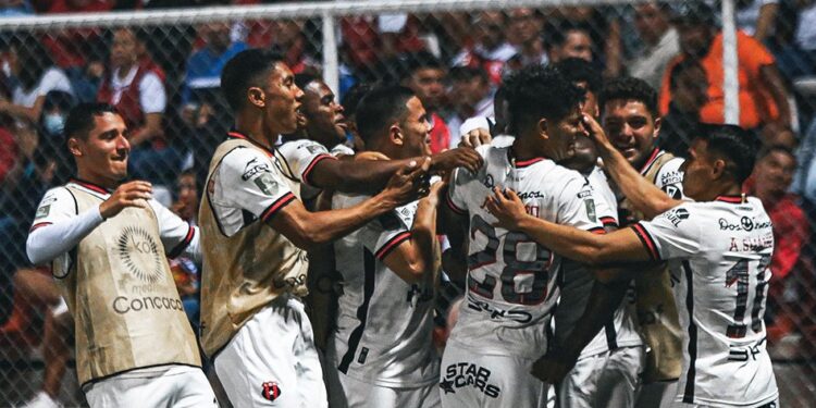 Alajuelense golea a domicilio a Real Estelí y acaricia el título