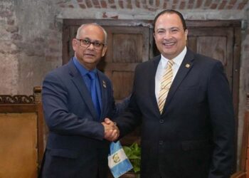 Cancilleres Mario Búcaro, de Guatemala. y Albert Ramdin, de Surinam, en cumbre de la AEC.// Foto: Minex.