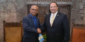 Cancilleres Mario Búcaro, de Guatemala. y Albert Ramdin, de Surinam, en cumbre de la AEC.// Foto: Minex.